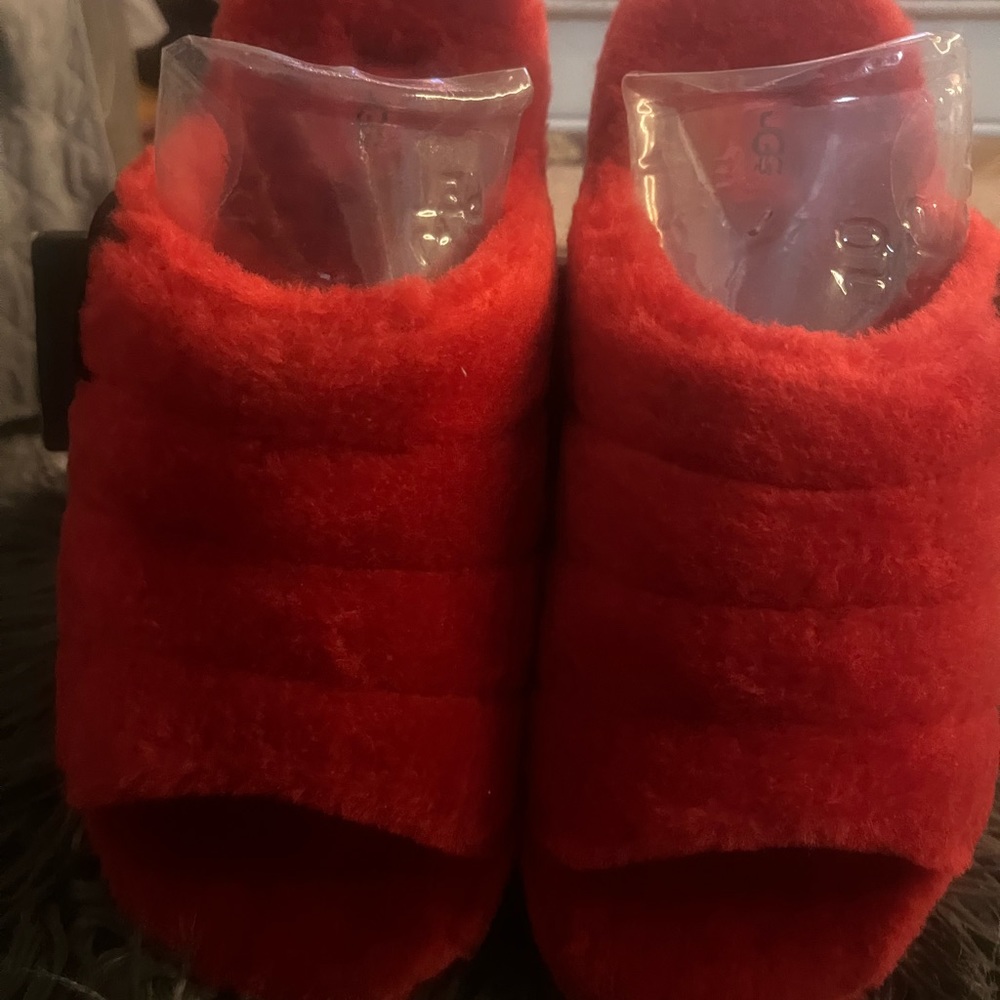 UGG Red Men’s Fluff You slippers . Comfy , warm and stylish . - Picture 8 of 10